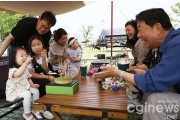 왜관읍 이병곤(74)씨 가족이 16일 칠곡보오토캠필장에서 캠핑을 즐기고 있다 .jpg