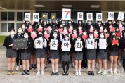 지난 13일 순심여고 친구들과 교직원이 카드섹션으로 김재은 양을 응원하고 있다 (2).jpg